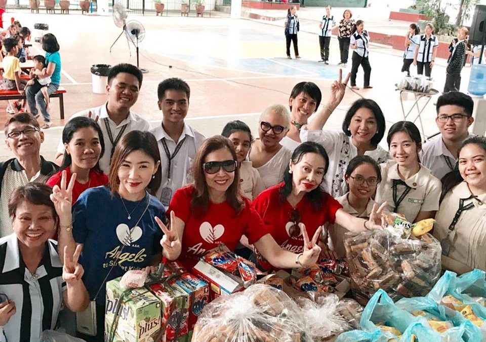 christmas-time-of-giving-back2