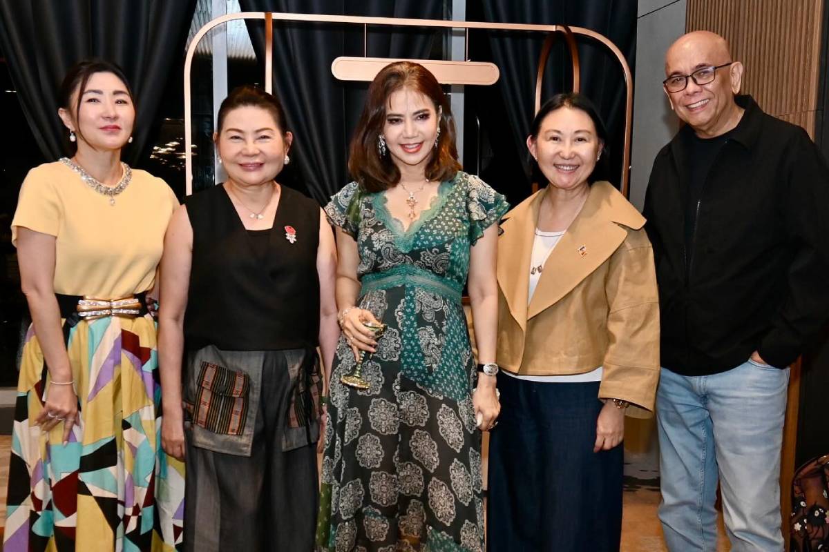The New Value-For-Money Novel Hotel of Bobby Alvarez - I Am Nikki Tang